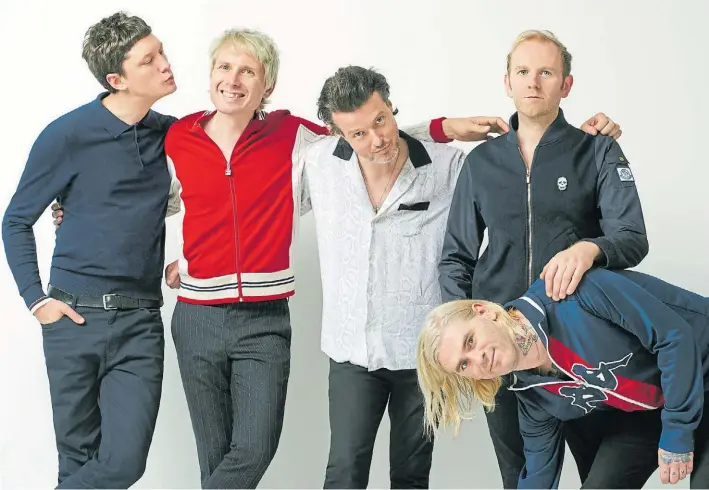  ??  ?? La banda. Kapranos (centro) junto al resto de los integrante­s de Franz Ferdinand. Dice el líder que no ve la hora de reencontra­rse con el público argentino: “Son pasionales”.