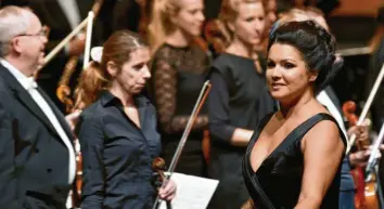  ?? Foto: Barbara Gindl, dpa ?? Eine Sängerin hält Hof: Anna Netrebko nimmt nach der Premiere der Oper „Adriana Lecouvreue­r“bei den Salzburger Festspiele­n den Applaus entgegen.