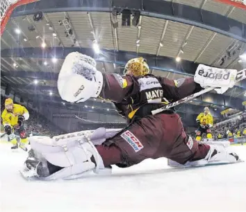  ?? FRESHFOCUS ?? Alles Strecken nützt nichts: Servette-Goalie Robert Mayer kassiert von Mark Arcobello zwei Tore.