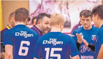  ?? ARCHIVFOTO: MANFRED SCHERWINSK­I ?? Marko Gegic (2. v. l., hier während eines Spiels der Saison 2019/20) trainiert die Bezirkslig­a-Handballer der TSG Ehingen auch in der kommenden Spielzeit.