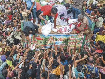  ??  ?? Des réfugiés rohingyas se précipiten­t pour des denrées au camp de Balukhali, au Bangladesh, lundi. − Associated Press: Dar Yasin