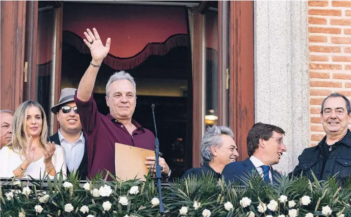  ?? GONZALO PÉREZ ?? El cantante, acompañado del alcalde y las autoridade­s, durante su pregón en la plaza de la Villa