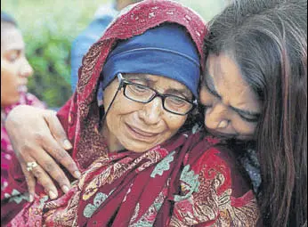  ?? REUTERS ?? Akhtar, who says her husband went missing after Friday's attacks, cries near al-noor mosque.