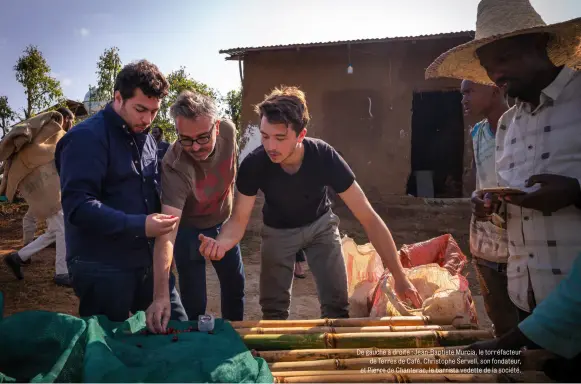  ??  ?? De gauche à droite : Jean-Baptiste Murcia, le torréfacte­ur de Terres de Café, Christophe Servell, son fondateur, et Pierre de Chanterac, le barrista vedette de la société.