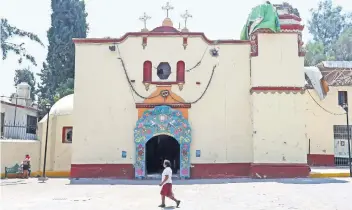  ??  ?? Aunque la iglesia de San Gregorio no tiene daños estructura­les, la torre del campanario ha sido cubierta para evitar la filtración de la lluvia.