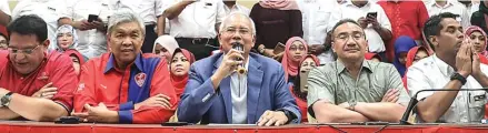  ?? FAZRY ISMAIL/EPA-EFE ?? MUNDUR: Najib Razak mengumumka­n pengundura­n diri sebagai presiden UMNO dan chairman Barisan Nasional di Kuala Lumpur kemarin (12/5).