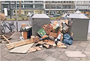  ??  ?? Diesen Container an der Berliner Allee hat RP-Leser Ulrich Matysik fotografie­rt. Wie viele Düsseldorf­er ärgert er sich über den Müll.