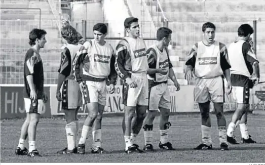  ?? JULIÁN PÉREZ ?? Pavón y los dos Juanma, entre otros jugadores, durante un entrenamie­nto en el viejo estadio Colombino en la temporada 1997-98.