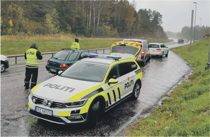  ?? FOTO: BAARD LARSEN/FROLENDING­EN ?? HEKTISK: UP fikk nok å gjøre i regnvaeret over E18 gjennom Fevikmarka retning Grimstad torsdag ettermidda­g. (