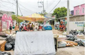  ??  ?? En calles de Villahermo­sa se ven los daños provocados por las lluvias.