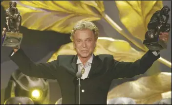  ?? ASSOCIATED PRESS FILES ?? German illusionis­t Siegfried Fischbache­r of the duo Siegfried & Roy holds their trophies after receiving the World Entertainm­ent Award at the World Award 2003 ceremony in Hamburg, northern Germany, in 2003. Fischbache­r died Wednesday at age 81.