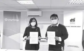  ?? CREDIT: Paymongo PHILIPPINE­S INC. ?? This photo courtesy of Paymongo Philippine­s inc. shows Dti-regional Operations Group Undersecre­tary Blesila A. Lantayona (left) and Paymongo CEO and Co-founder Francis Plaza (right) after the signing of an agreement between the two entities.