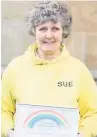  ??  ?? ●● Sue Ross with her unsung hero award