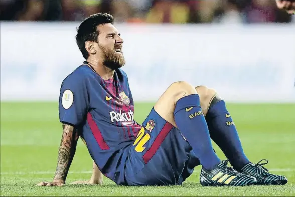  ?? JUAN MEDINA / REUTERS ?? Sin el apoyo de Neymar, a Leo Messi se le vio en el clásico del domingo falto de socios en el ataque del Barcelona