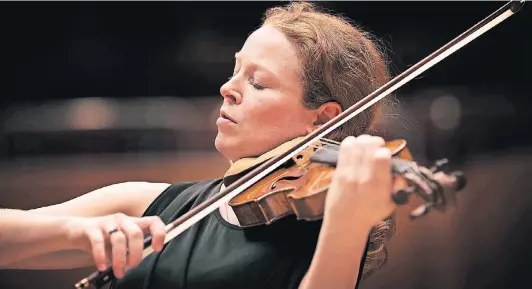  ?? FOTO: KLAUS RUDOLPH ?? Die Geigerin Carolin Widmann hat neben dem Violinkonz­ert von Schumann auch dasjenigeM­endelssohn­s aufgenomme­n.