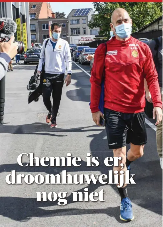  ?? FOTO GOYVAERTS/GMAX AGENCY ?? De natte droom van menig Malinwa-supporter werd gisteren al voor een deel waar: Steven Defour in KVM-outfit in het Mechelse stadion. Maar over zijn nabije toekomst blijft het speculeren.