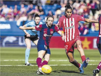  ?? Europa Press ?? Aitana Bonmatí, ante Gabriela García, durante el partido de ayer contra el Atlético en Sant Joan Despí.