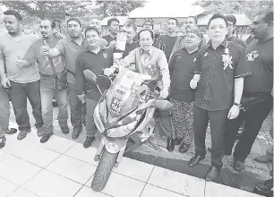  ?? — Gambar Bernama ?? MOTOSIKAL KUASA TINGGI: Ahmad (tengah) sempat bermesra bersama para penunggang motosikal berkuasa tinggi selepas pelancaran H Pro Motorsport Sdn Bhd di Kuala Lumpur, kelmarin.