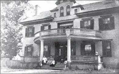  ?? Photo courtesy of Arkansas State Archives via the Quapaw Quarter Associatio­n ?? The William Woodruff house at 1017 E. Eighth Street in Little Rock as it appeared in 1906.