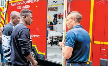  ??  ?? Mamoudou Gassama, de 22 años, fue contratado ayer para trabajar con la Brigada de Bomberos de París.