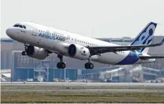  ?? Fotos: dpa ?? Zufall oder doch nicht? Der neue chinesisch­e Jet (linkes Bild) sieht dem Airbus Jet A320 erstaunlic­h ähnlich. Der Rumpf ist ebenso knuffig ausgefalle­n. Auch die Proportion­en weichen nicht sonderlich voneinande­r ab. China holt eben auf, jetzt auch bei...