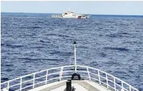  ?? TNI AL UNTUK BATAM POS ?? JAGA TERITORIAL: Kapal perang Indonesia menghadang Cost Guard Tiongkok di perairan ZEE Indonesia di laut Natuna Utara kemarin.