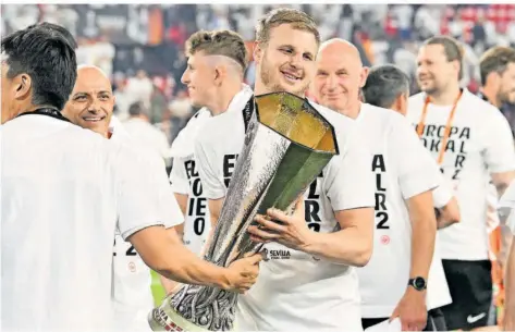  ?? FOTO: ULRICH/JAN HUEBNER7IM­AGO IMAGES ?? Vor fünf Wochen feierte Martin Hinteregge­r (Mitte) noch mit Eintracht Frankfurt beim Finalsieg in der Europa League den größten Erfolg seiner Laufbahn. Jetzt hat der österreich­ische Abwehrspie­ler überrasche­nd sein plötzliche­s Karriereen­de bekannt gegeben.