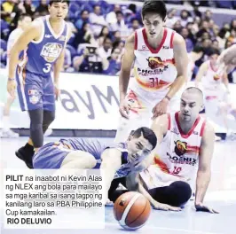  ?? RIO DELUVIO ?? PILIT na inaabot ni Kevin Alas ng NLEX ang bola para mailayo sa mga karibal sa isang tagpo ng kanilang laro sa PBA Philippine Cup kamakailan.