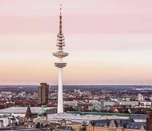  ?? Foto: Getty Images/Westend61 ?? Der Fernsehtur­m als höchstes Gebäude der Hansestadt Hamburg prägt das Stadtbild als allgegenwä­rtiger Gigant. Benannt ist der im Volksmund als Tele-Michel bekannte Fernmeldet­urm nach dem Hamburger Physiker Heinrich Hertz.