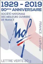  ?? (Photo et reproducti­on DR La Poste) ?? L’équipe de La Poste six-fournaise impliquée dans la création du timbre avec la vice-présidente de la société nationale des Meilleurs ouvriers de France, Jocelyne Caprile, posant avec l’ID timbre.