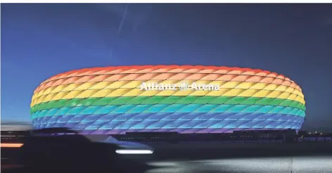  ?? FOTO: TOBIAS HASE/DPA ?? Die Hülle der Allianz Arena leuchtet in der Vergangenh­eit bereits mehrfach in den Regenbogen­farben.