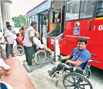  ??  ?? During a recent trial of using ramps to make city buses accessible by people in wheelchair­s