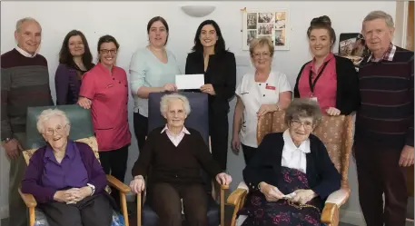  ??  ?? Members of the fundraisin­g committee and the hospital staff at the cheque presentati­on at New Ross Community Hospital.