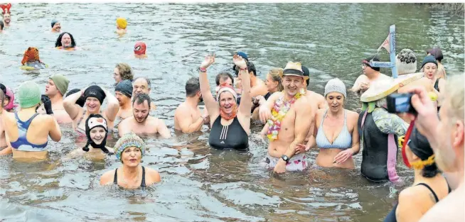  ?? FOTOS (9): ANDREAS ENGEL ?? Badespaß im Winter: gute Stimmung beim Neujahrssc­hwimmen am Itzenplitz­er Weiher.