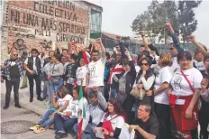  ??  ?? Afectados del 19-S realizaron una marcha de Avenida del Taller, en la colonia Paulino Navarro, hasta Chimalpopo­ca y Bolívar para agradecer el apoyo.