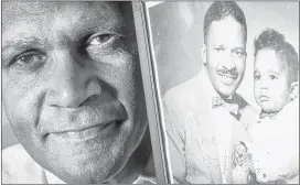  ?? J.M. EDDINS JR./MCT ?? Sherman McAlpin with a photograph of himself as a boy with his father, Harry McAlpin, the first black reporter to cover a presidenti­al news conference at the White House.