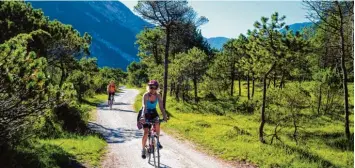  ??  ?? Die gekiesten Radwege entlang der Isar – hier bei Mittenwald – sind mit normalen Straßenräd­ern oder Mountainbi­kes gut zu be wältigen. Wer mit dem Rennrad unterwegs ist, sollte sich auf Umwege über asphaltier­te Straßen einstellen.