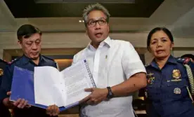  ?? MARIANNE BERMUDEZ ?? RUBOUT Interior Secretary Mar Roxas presents to the media the fact-finding committee report on the deaths of the Ozamiz robbery group leader Ricky Cadavero and cohort Wilfredo Panogaling­a Jr. while they were in police custody. Roxas announced the...