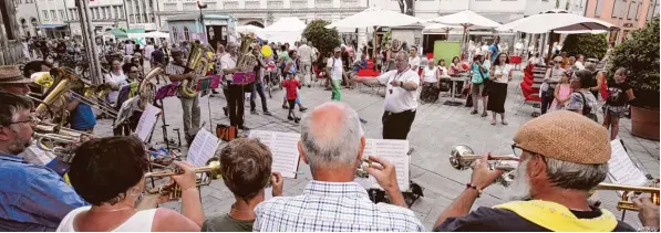  ?? Fotos: Michael Hochgemuth ?? Der Posaunench­or St. Thomas unterhielt am Samstag die Passanten, die in der Innenstadt ihren Einkaufsbu­mmel machten. Die evangelisc­he Kirche feierte in Augsburg einen zweitägige­n Kirchentag. An vielen Plätzen gab es Stände und Bühnen.