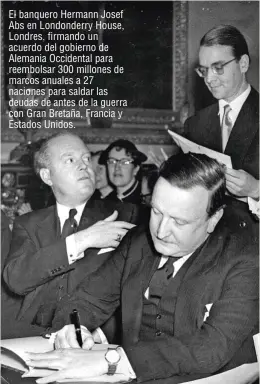  ?? ?? El banquero Hermann Josef Abs en Londonderr­y House, Londres, firmando un acuerdo del gobierno de Alemania Occidental para reembolsar 300 millones de marcos anuales a 27 naciones para saldar las deudas de antes de la guerra con Gran Bretaña, Francia y Estados Unidos.