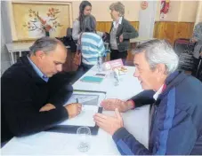  ?? GENTILEZA DE LA MCR ?? El director de Tránsito y Transporte, Rubén González, dialoga con Juan José Munuce.