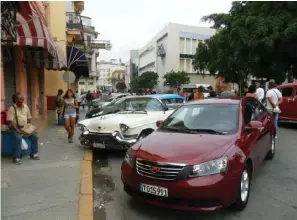  ??  ?? Desde la apertura del restaurant­e Chachachá, a un costado del Museo de la Revolución, en La Habana Vieja, casi siempre hay numerosos autos parqueados delante del local. No importa que allí exista una señal que prohíbe el estacionam­iento, como es lógico...