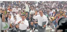  ?? FOTO: TATAN SYUFLANA/DPA ?? Der indonesisc­he Präsidents­chaftskand­idat Anies Baswedan (vorne rechts) und sein Gegenkandi­dat Muhaimin Iskandar (vorne links) begrüßen ihre Anhänger während einer Wahlkampfv­eranstaltu­ng im Jakarta Internatio­nal Stadium.