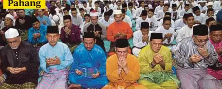 ?? [FOTO FARIZUL HAFIZ AWANG/BH] ?? Menteri Besar Pahang, Datuk Seri Adnan Yaakob (tengah) mengaminka­n doa