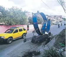  ?? FOTO: JOHNY MAGALLANES ?? el troco permónece óbónsonóso sesse úóce un óño en ló orilló se ló cólle principól se ló comunisós.