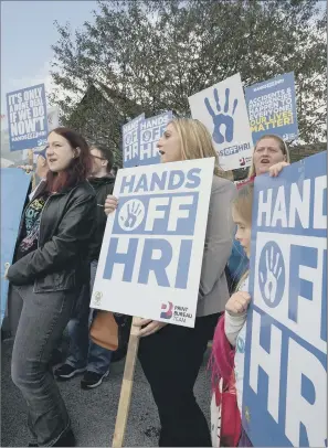  ?? PICTURES: CHARLES ROUND. ?? A&E ANGER: Pfotestefs bake theif views kcowc outside the health beeticg.