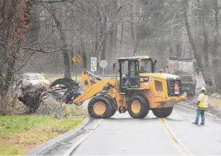  ?? ?? A state crew clears debris from Chestnut Hill Road, Route 53, in Norwalk on Monday.