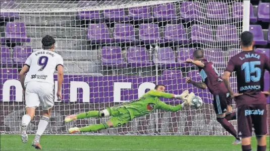  ??  ?? Masip paró el penalti a Aspas en el minuto 72 para cerrar el empate en Zorrilla.