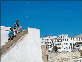  ??  ?? Le port de Tanger a vu débarquer pléthore d’artistes durant son histoire.