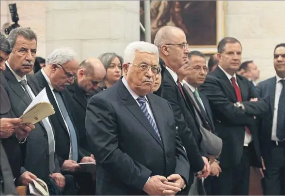  ?? MUSA AL SHAER / AP ?? Abas, presidente de Palestina, acudió a la misa de gallo en la iglesia de Santa Catilina, junto al santuario de la Natividad, en Belén